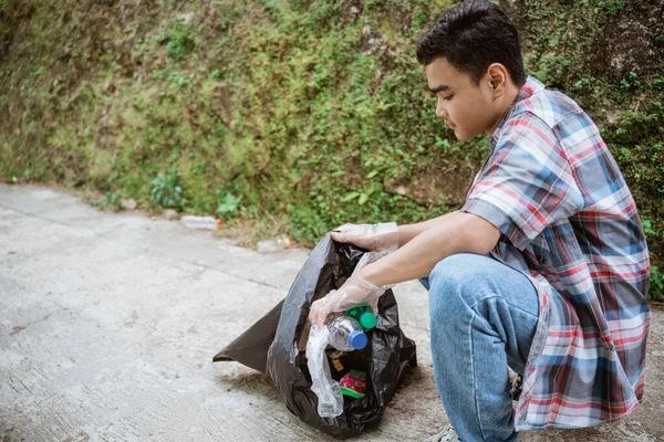 Jovens voluntários manter o ambiente limpo, recolhendo lixo — Fotografia de Stock