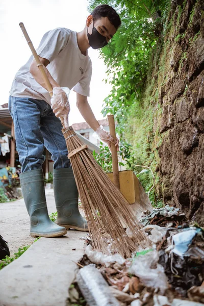 Fiatal önkéntesek takarítják a környezetet szemetet szedve — Stock Fotó