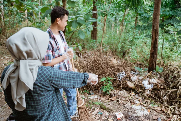 Deux bénévoles adolescents heureux ramassant des ordures — Photo