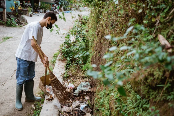 Mladí dobrovolníci udržují životní prostředí čisté sbíráním odpadků — Stock fotografie