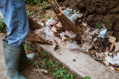 Genç gönüllüler çöpleri toplayarak çevreyi temiz tutuyorlar.