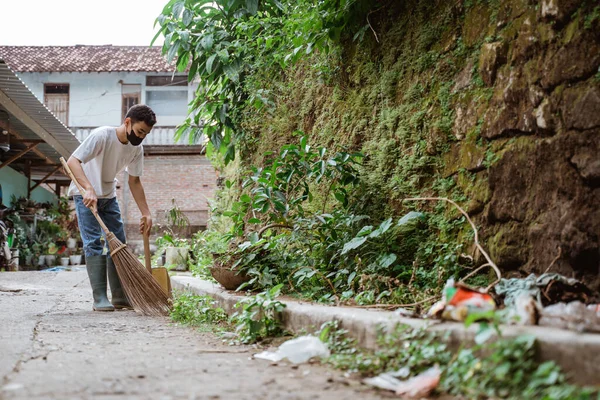 Genç gönüllüler çöpleri toplayarak çevreyi temiz tutuyorlar.