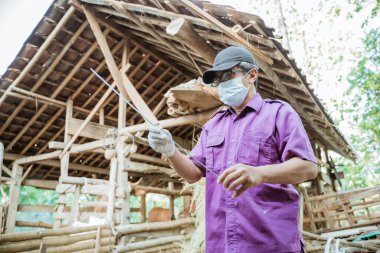 Veterinerler ineğin yapay döllenmesi için gerekli aletleri hazırlıyorlar..