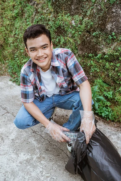 Jonge vrijwilligers houden het milieu schoon door vuilnis op te ruimen — Stockfoto