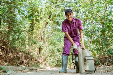 Veterinerler ineğin yapay döllenmesi için gerekli aletleri hazırlıyorlar..
