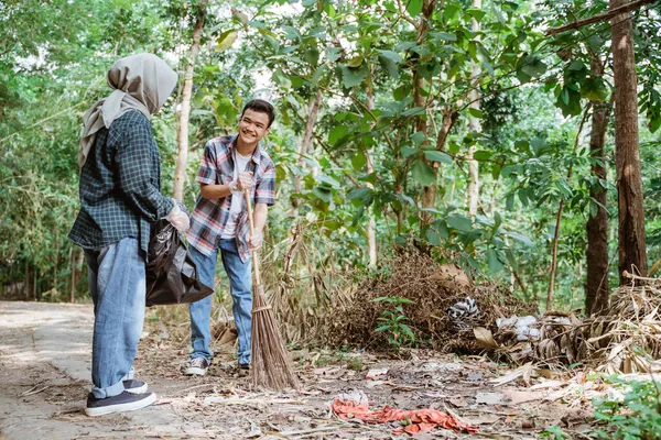 Dua remaja bahagia relawan mengambil sampah — Stok Foto