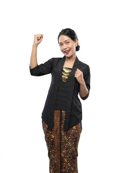 Opgewonden vrouw dragen Kebaya staan met gebalde handen poseren op geïsoleerde achtergrond — Stockfoto
