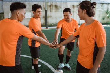 Turuncu üniformalı erkek oyuncular bir çember oluşturun.