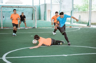 Rakip oyuncular topu aldığında formalı oyuncular top sürüyor.