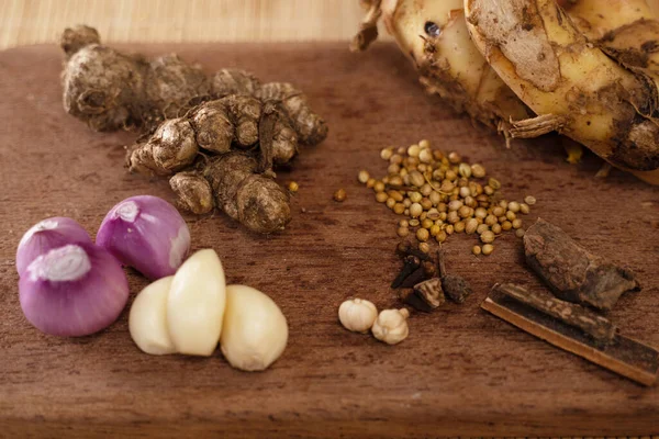 Coriandro, gengibre, cebola, alho, canela e outras especiarias — Fotografia de Stock