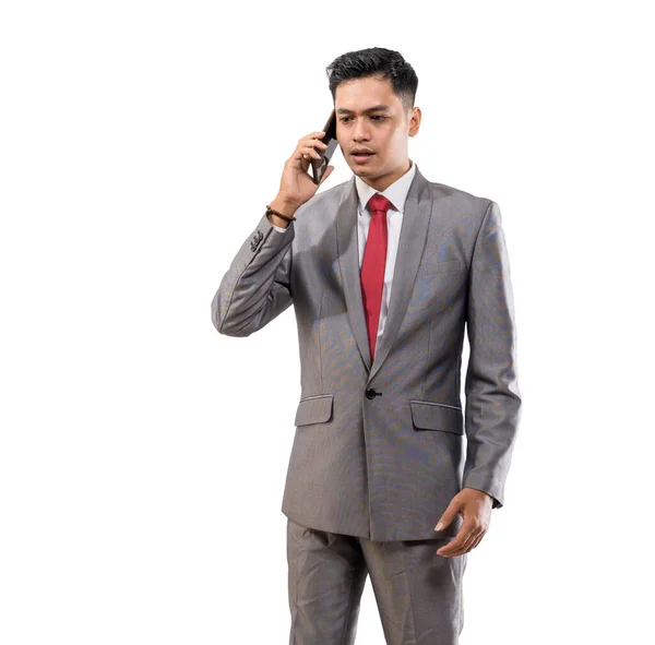 Ασιάτης νεαρός επιχειρηματίας που χρησιμοποιεί κινητό smartphone σε λευκό — Φωτογραφία Αρχείου