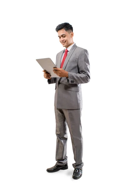 Zakenman holding tablet pc geïsoleerd over witte achtergrond — Stockfoto