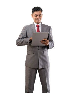 Tablet bilgisayarını tutan işadamı beyaz arkaplan üzerinde izole edildi