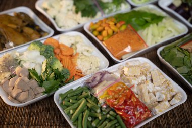 Polietilen polimer köpük ambalajlı taze sebzeler.