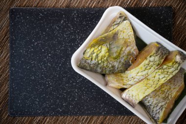 Polietilen polimer ambalaja sarılı balık parçaları