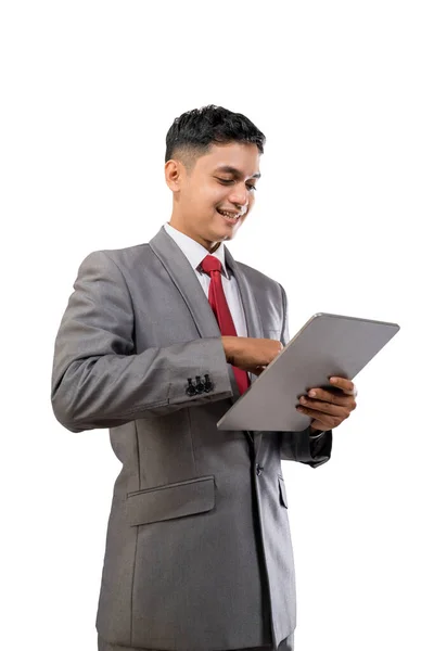 Geschäftsmann hält Tablet-PC isoliert über weißem Hintergrund — Stockfoto