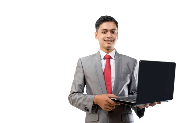 Genç Asyalı iş adamı elinde dizüstü bilgisayarla beyazların başında dikiliyordu. — Stok fotoğraf