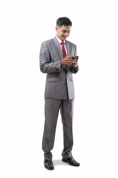 Cuerpo completo retrato de joven asiático hombre de negocios usando smartphone — Foto de Stock