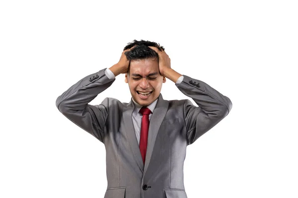 Stressad ung affärsman håller huvudet isolerat — Stockfoto