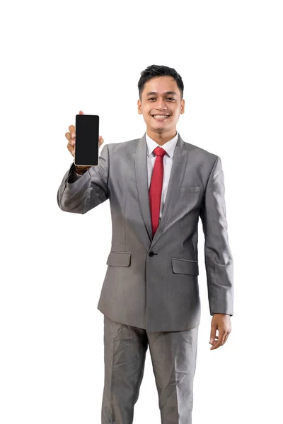 Feliz hombre de negocios sonriente mostrando la pantalla de su teléfono móvil a la cámara — Foto de Stock