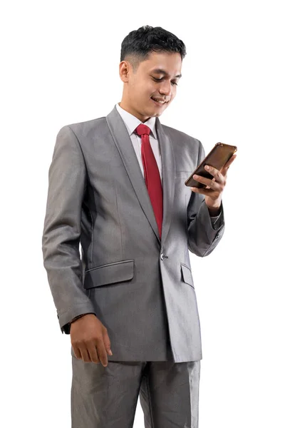 Portret van jonge Aziatische zakenman met behulp van smartphone — Stockfoto