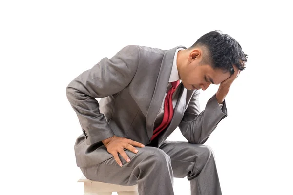 Hombre de negocios en su traje se siente estresado mantenga la cabeza —  Fotos de Stock