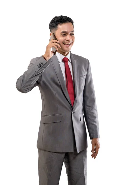 Asiático joven hombre de negocios usando móvil smartphone en blanco — Foto de Stock