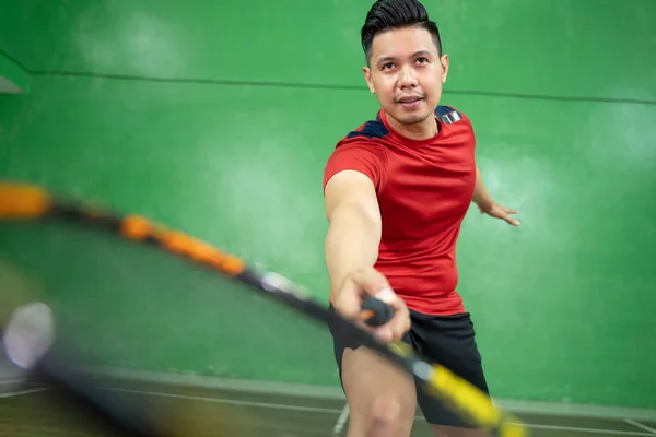 Närbild av en manlig badminton spelare svänger ett oväsen — Stockfoto