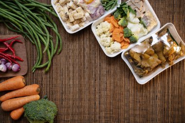 Taze brokoli, havuç ve diğer yiyecek maddeleri kopyalanmıştır.