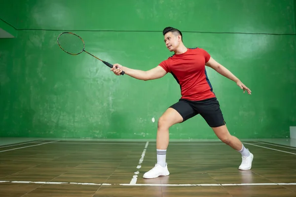 Badminton spelare svänger racket när du kliver brett — Stockfoto