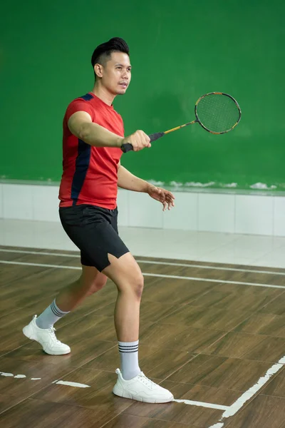 Snygg badminton spelare svänger ett oväsen på planen — Stockfoto