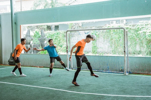 Un jugador encabeza el balón al anotar un gol —  Fotos de Stock