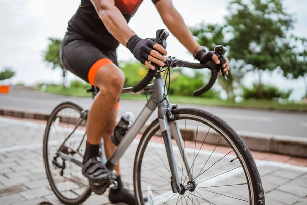 Ciclista masculino con la mano en una barra de mango de cerca — Foto de Stock