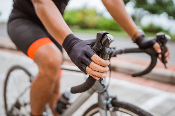 Ciclista masculino con la mano en una barra de mango de cerca — Foto de Stock