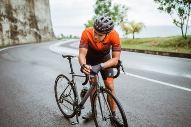 Bisikletini dışarıda sürerken yorulmuştu.