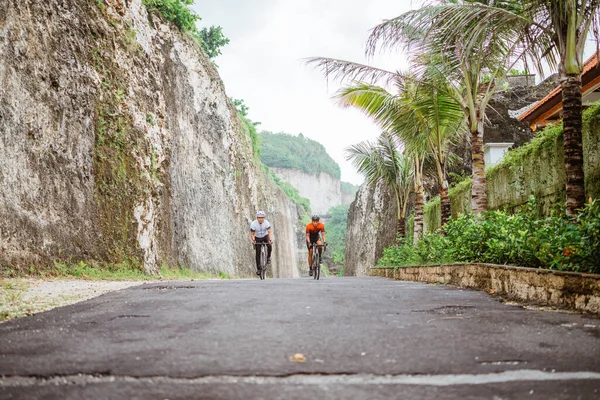 Retrato de dois asiático masculino ciclista amigo corridas — Fotografia de Stock