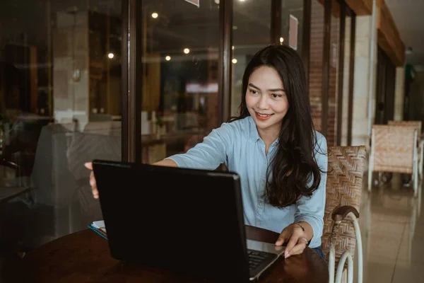 Mulher asiática trabalhando usando laptop no espaço co-working — Fotografia de Stock