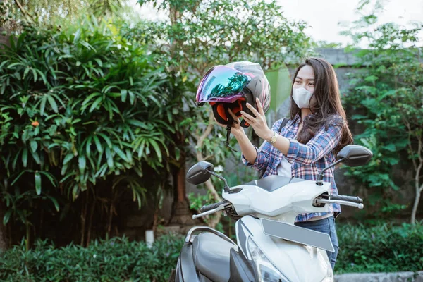 Ragazza con maschera indossando casco prima della guida su strada con copyspace — Foto Stock