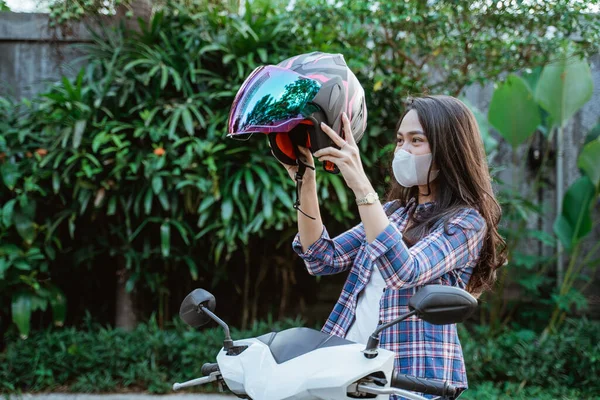 Girl with mask wearing helmet before road riding motorbike — Stock Photo, Image