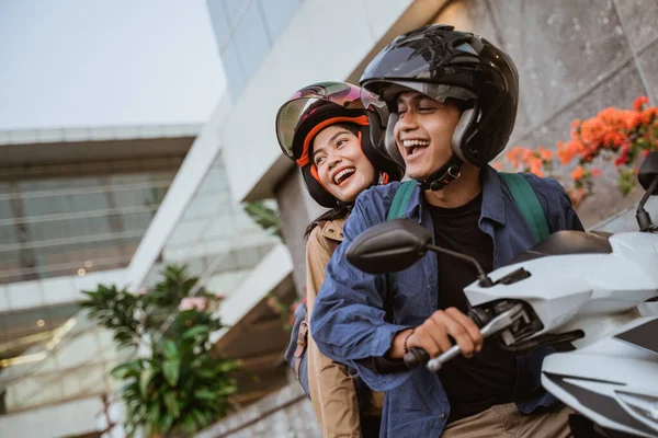 Heureux asiatique homme et femme équitation un moto — Photo