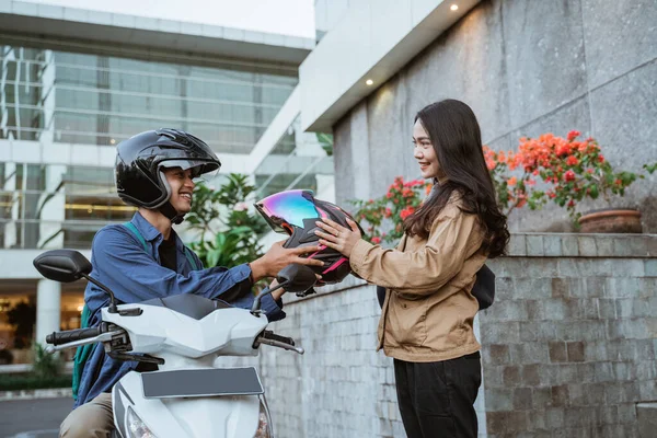 오토바이를 타고 길을 가다가 헬멧을 쓰고 있는 아시아 여자 — 스톡 사진