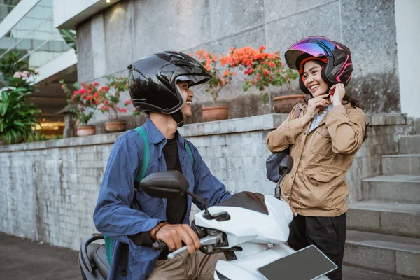 Azjatycki mężczyzna na motocyklu podnosi a kobieta — Zdjęcie stockowe