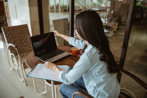 Serbest Çalışan Kadın çevrimiçi konferanstan önce laptop hazırlıyor — Stok fotoğraf
