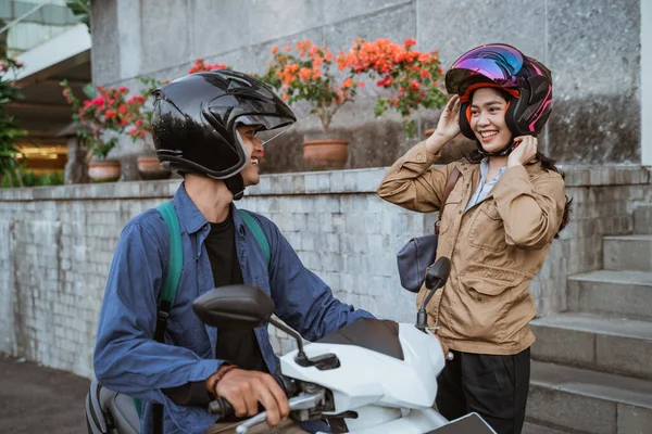 Homem em uma moto pega uma mulher — Fotografia de Stock