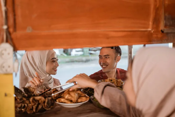 Pasangan makan malam bersama-sama di warung kecil makanan jalanan — Stok Foto