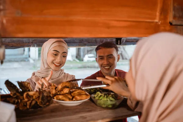 Мусульманская пара заказывает еду, чтобы прервать пост в Рамадане — стоковое фото