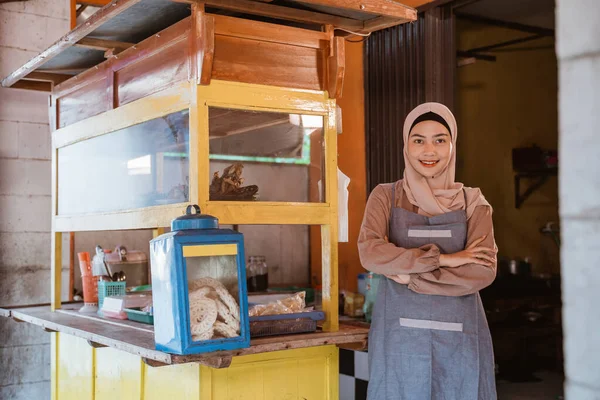 Hrdý muslim žena s její malé jídlo stánek — Stock fotografie