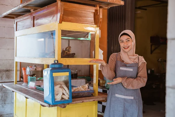 Hrdý muslim žena s její malé jídlo stánek — Stock fotografie