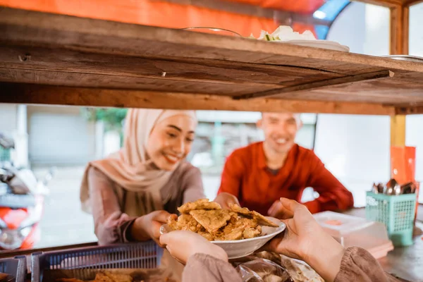 Pareja musulmana ordenando comida para romper el ayuno en ramadán —  Fotos de Stock