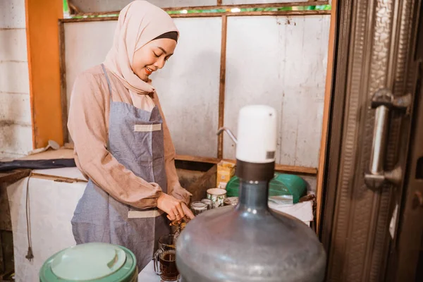 Geleneksel yemek restoranının mutfağında müslüman genç bir kadın. — Stok fotoğraf